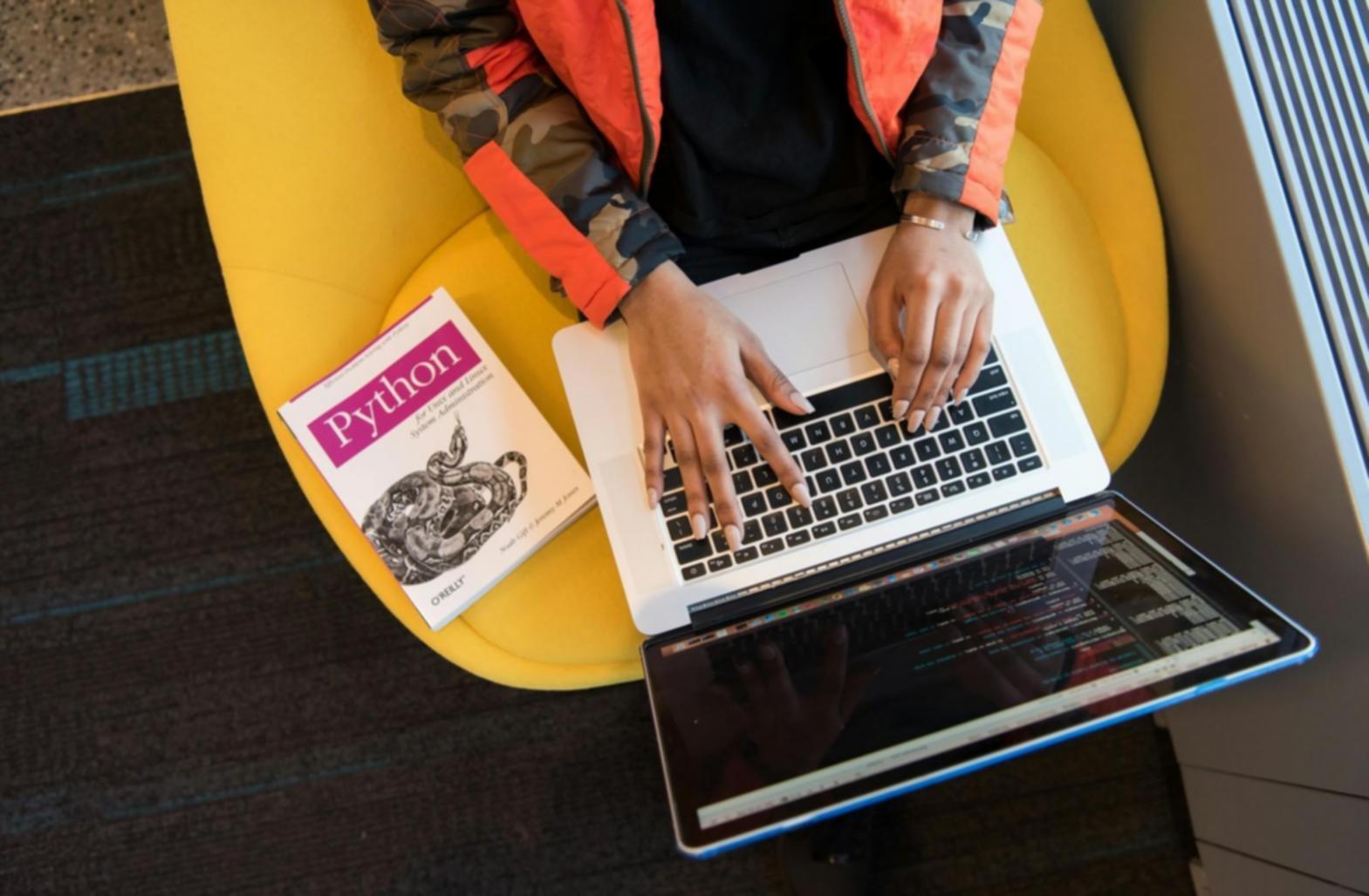 Espacio de trabajo colaborativo de Vyntherivax mostrando ambiente creativo y tecnológico